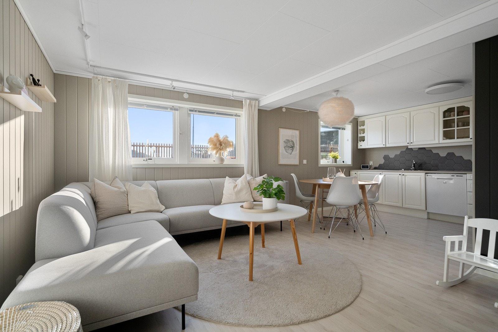 Stuen og kjøkkenet i sokkel danner et koselig allrom på ca. 46 kvm. Galleribilde