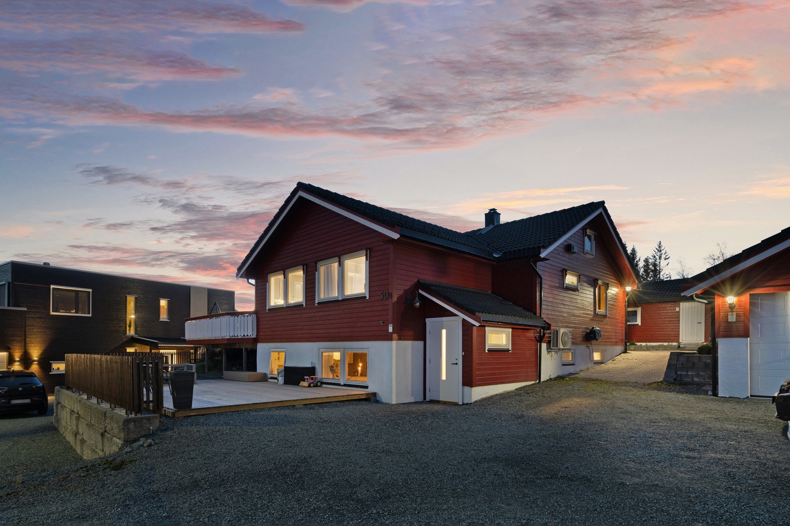 Ved den grusede gårdsplassen er det en frittliggende garasje på ca. 37 kvm. Det er også god plass til flere kjøretøy på den store, gruslagte gårdsplassen. Galleribilde