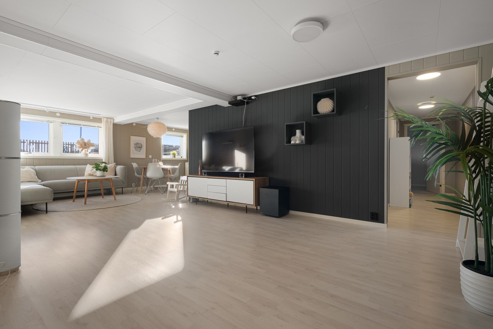 Meget romslig sokkeletasje på 92 kvm med egen inngang. Underetasjen er pr. dags dato utleid til kr. 14 000,-. Det gjøres oppmerksom på at sokkel leiligheten ikke er omsøkt eller godkjent av kommunen. Konf. megler. Galleribilde