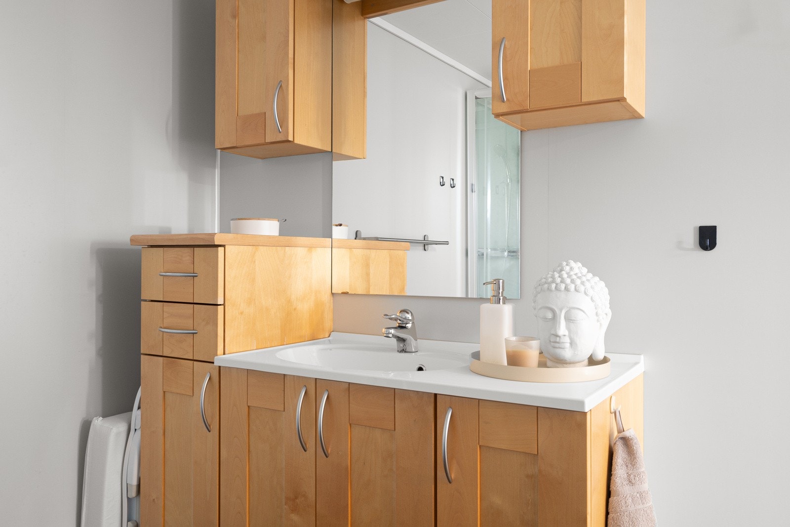 På badet i sokkel er det en stilren og innholdsrik baderoms innredning. Galleribilde