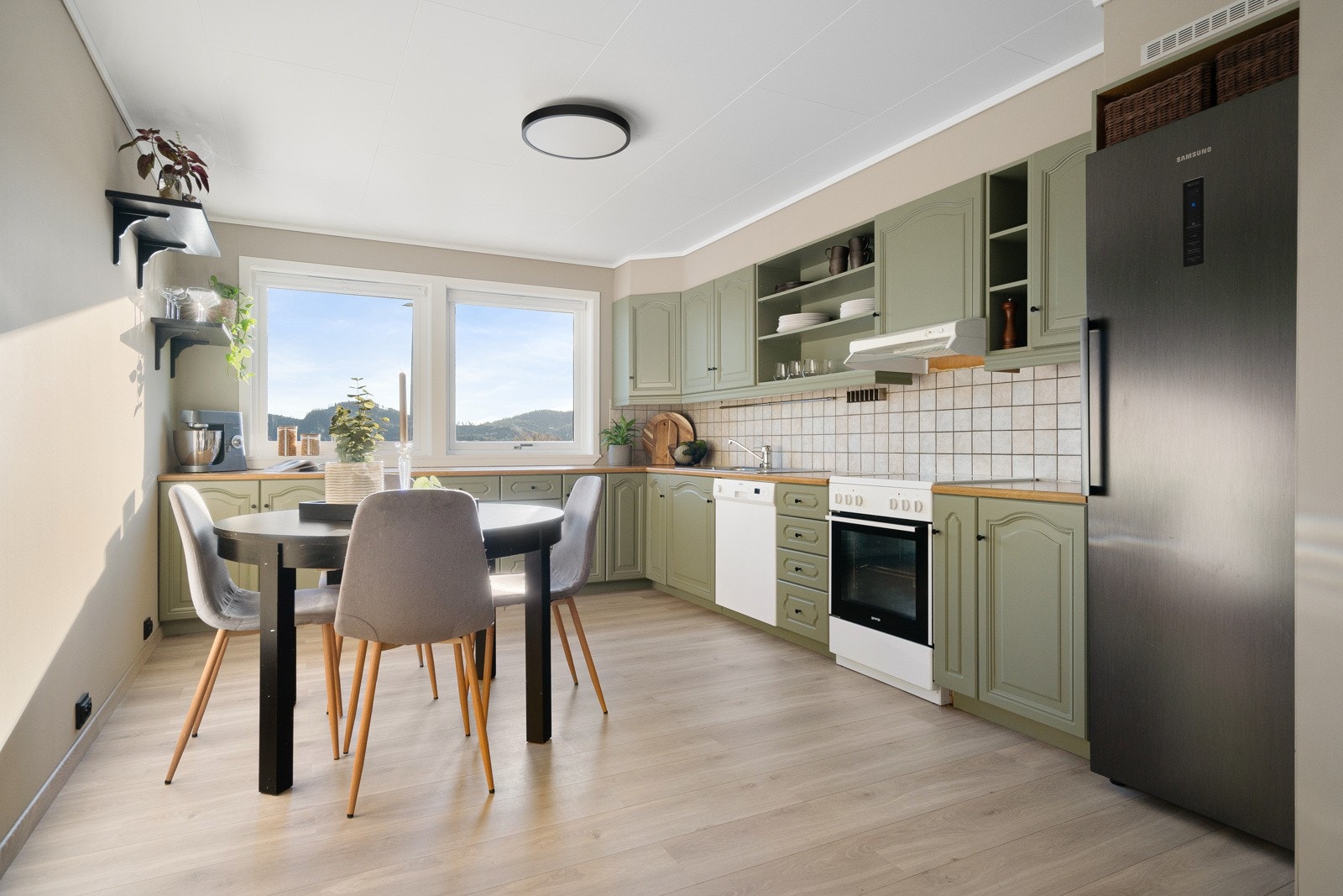 Sjarmerende kjøkken med god skap- og benkeplass. Galleribilde