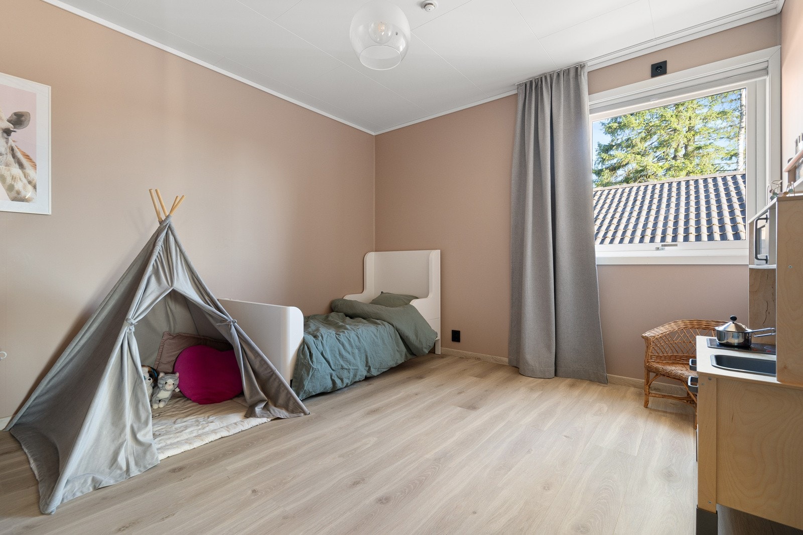 Soverom 2 er malt i en dus, delikat farge som står godt til laminat gulvene. Galleribilde