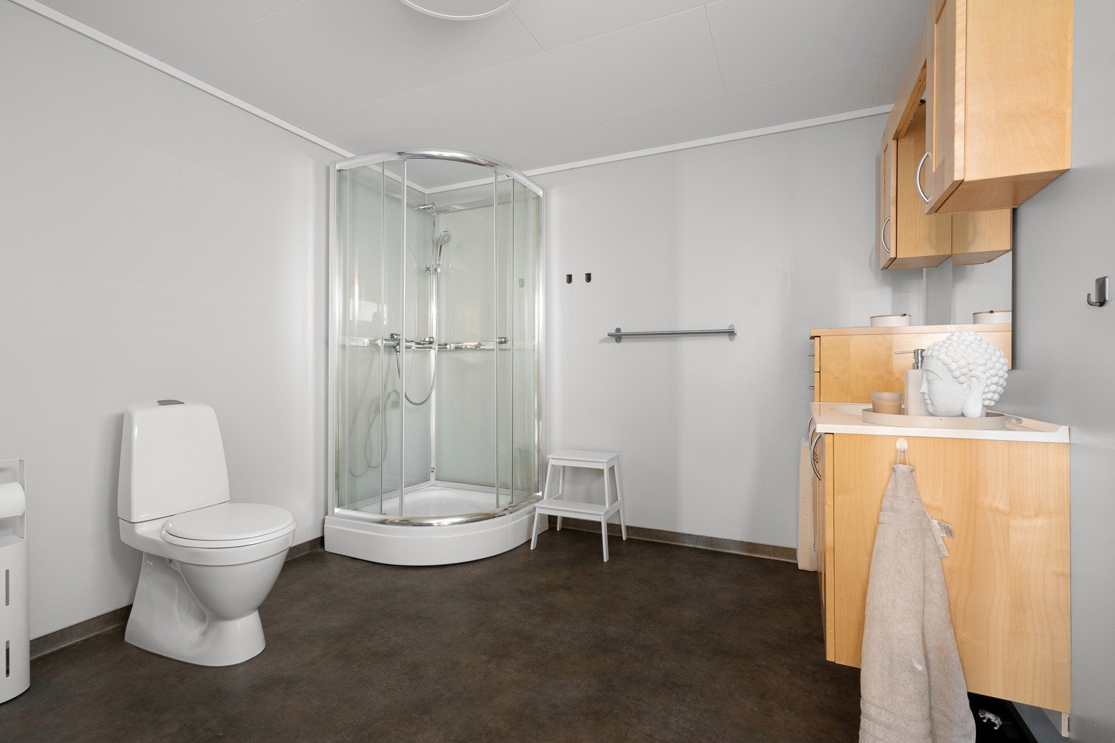 Badet i sokkel er på ca. 9 kvm, og ble oppgradert i 2022. Galleribilde