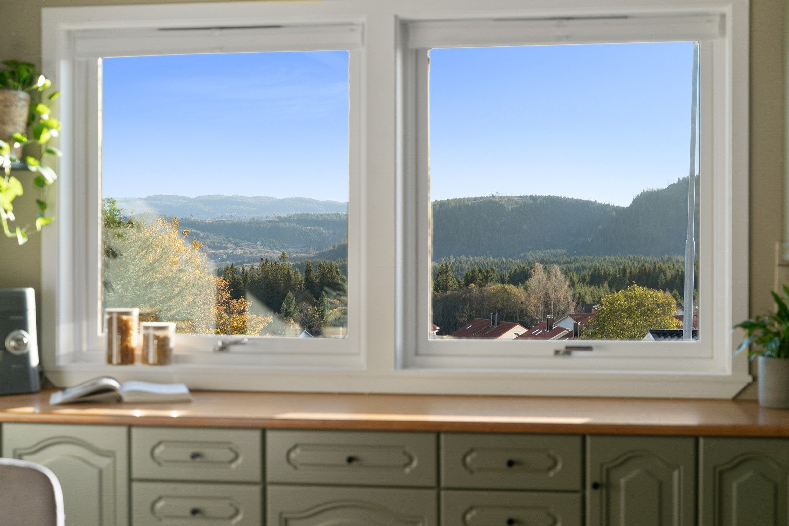 Det er langstrakt, nydelig utsikt via de store kjøkkenvinduene. Galleribilde