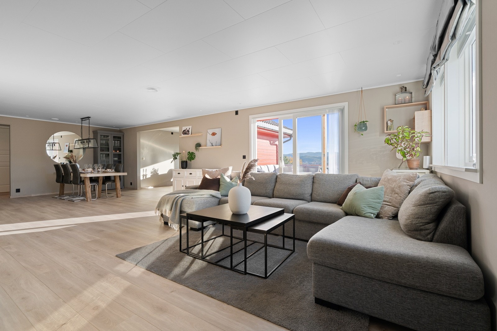 Stor stue som er perfekt for både avslapning og underholdning. Galleribilde