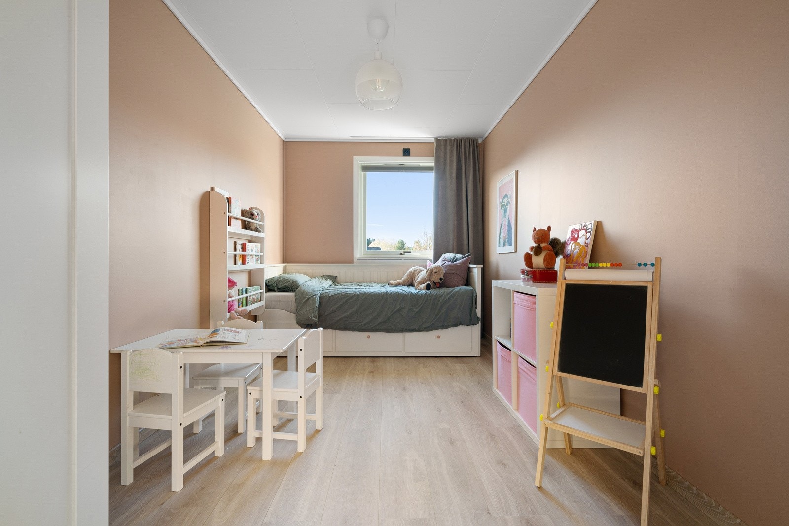 Soverom 3. Sjarmerende barnerom med plass til barnas favoritt leker. Galleribilde