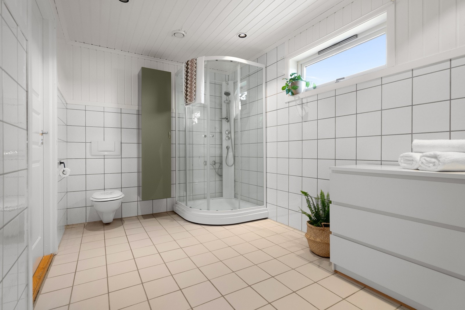 Badet er på ca. 9,5 kvm, og er dels oppgradert i 2022. Galleribilde