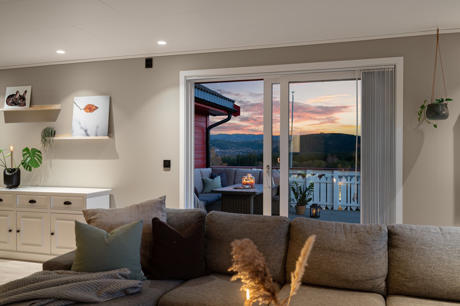 Stuen har utgang til romslig balkong med videre adkomst til markterrasse. Galleribilde