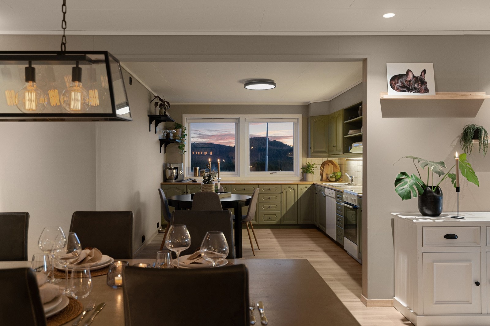 Stuen og kjøkkenet i 1. etasje er malt i delikate fargetoner som skaper en fin helhet. Galleribilde