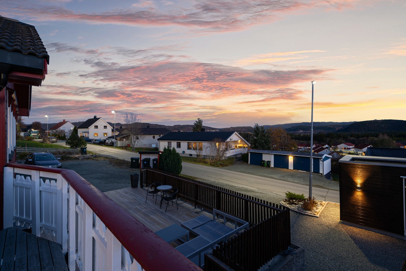 Svært familievennlig nabolag med gode oppvekstsvilkår. I nærheten finner man parker, lekeområder, fotballbaner og akebakke. Galleribilde