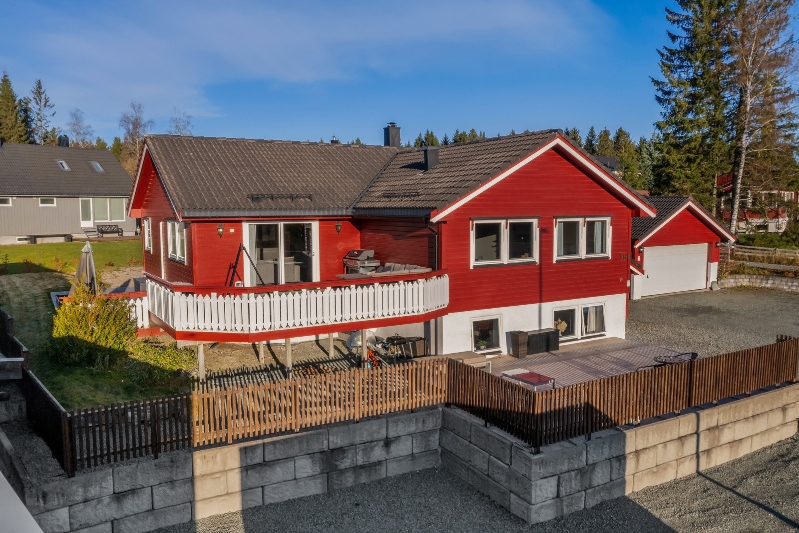 Beliggenheten er barnevennlig og attraktiv, med gangavstand til skoler i alle aldre, kjøpesenter og turområder. Galleribilde