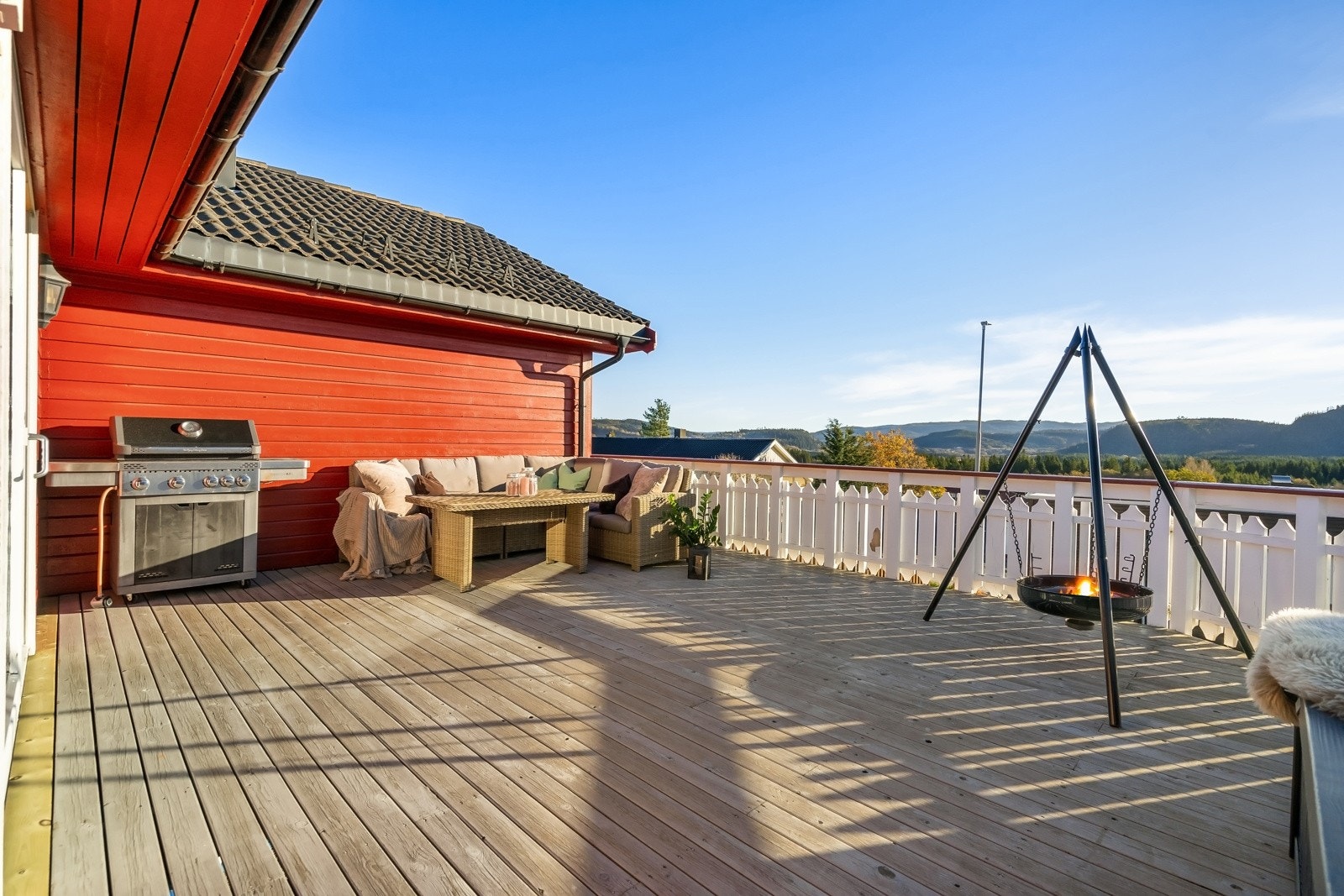 Fra stuen er det utgang til en sydøstvendt balkong på ca. 32 kvm med meget gode solforhold. Galleribilde