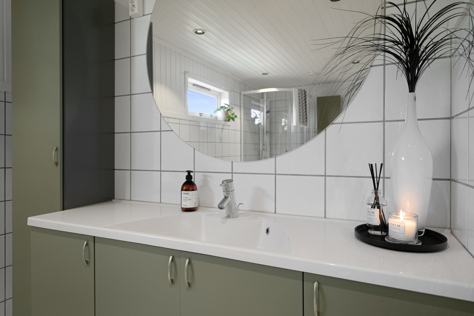 Det er god oppbevaringsplass i den stilfulle baderomsinnredningen. Galleribilde