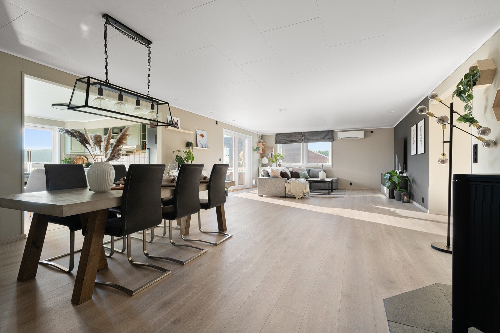 Stuen og spisestuen danner et herlig allrom på ca. 48 kvm. Galleribilde