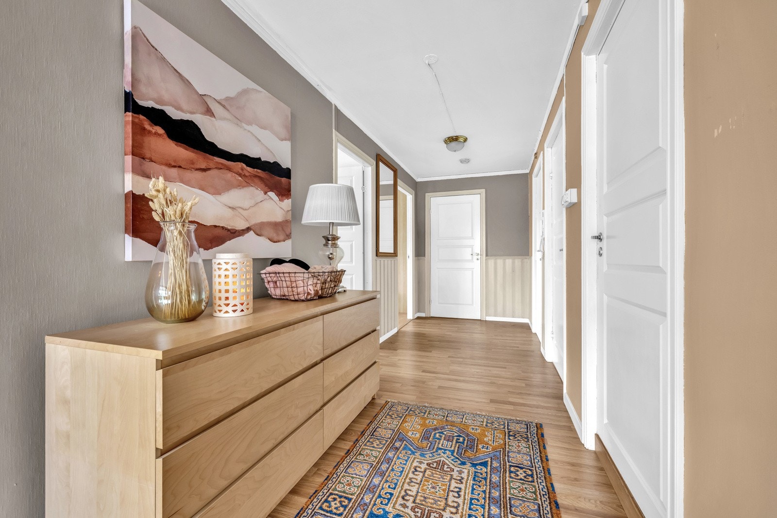 Entreen i denne boligen er romslig og funksjonell, med laminat på gulvet som gir et enkelt og praktisk utseende Galleribilde