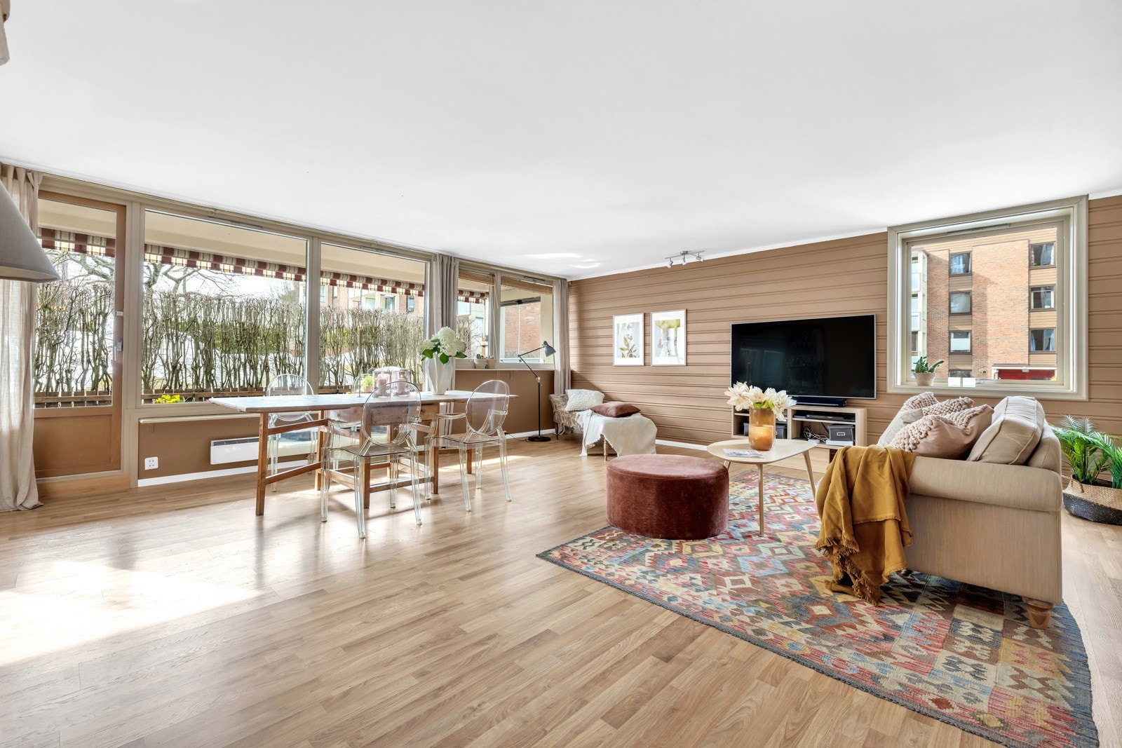 Stuen er romslig og innbydende med rødbrune veggflater og laminatgulv. Galleribilde