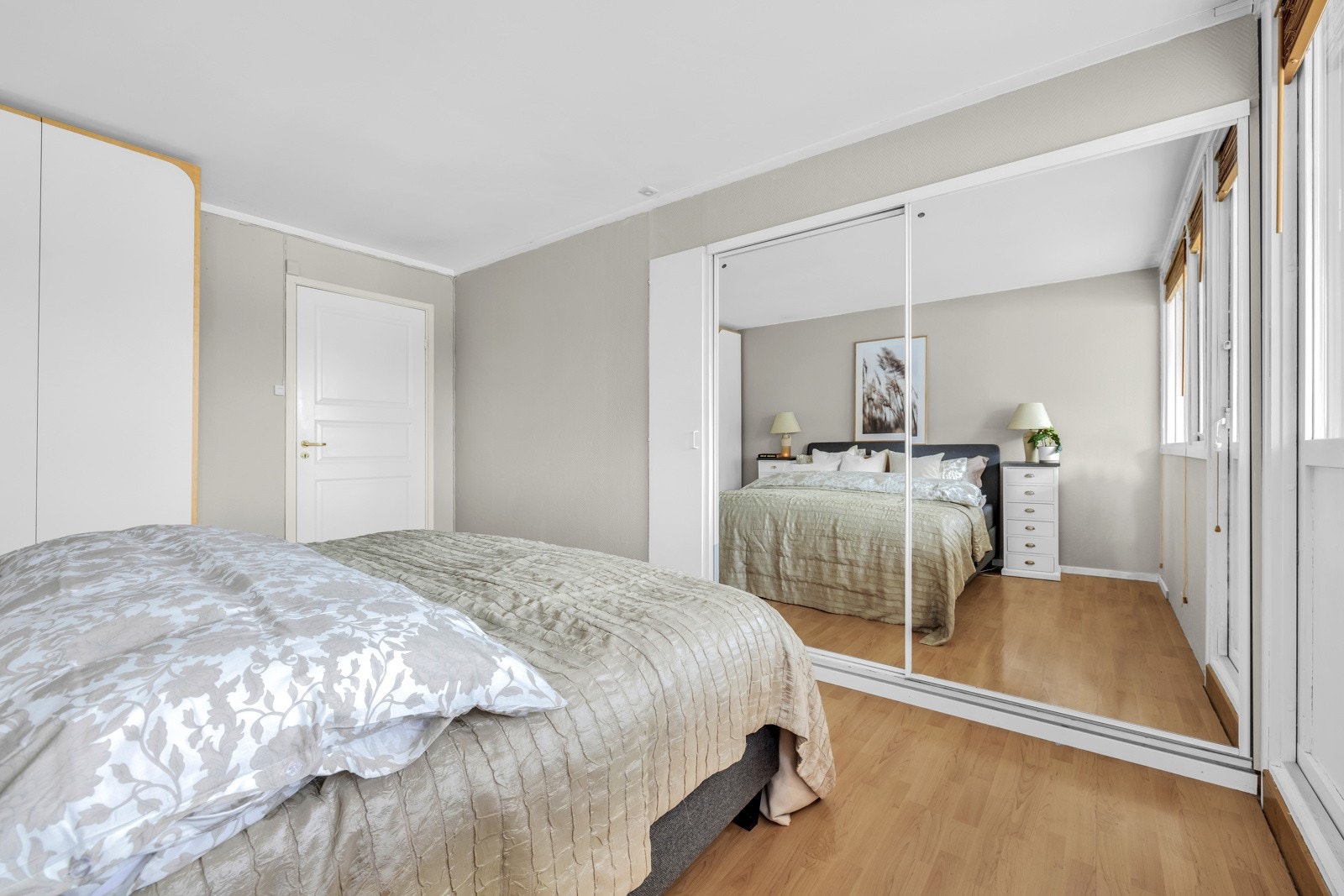 Soverommet har en romslig skyvedørsgarderobe med speilfronter. Galleribilde