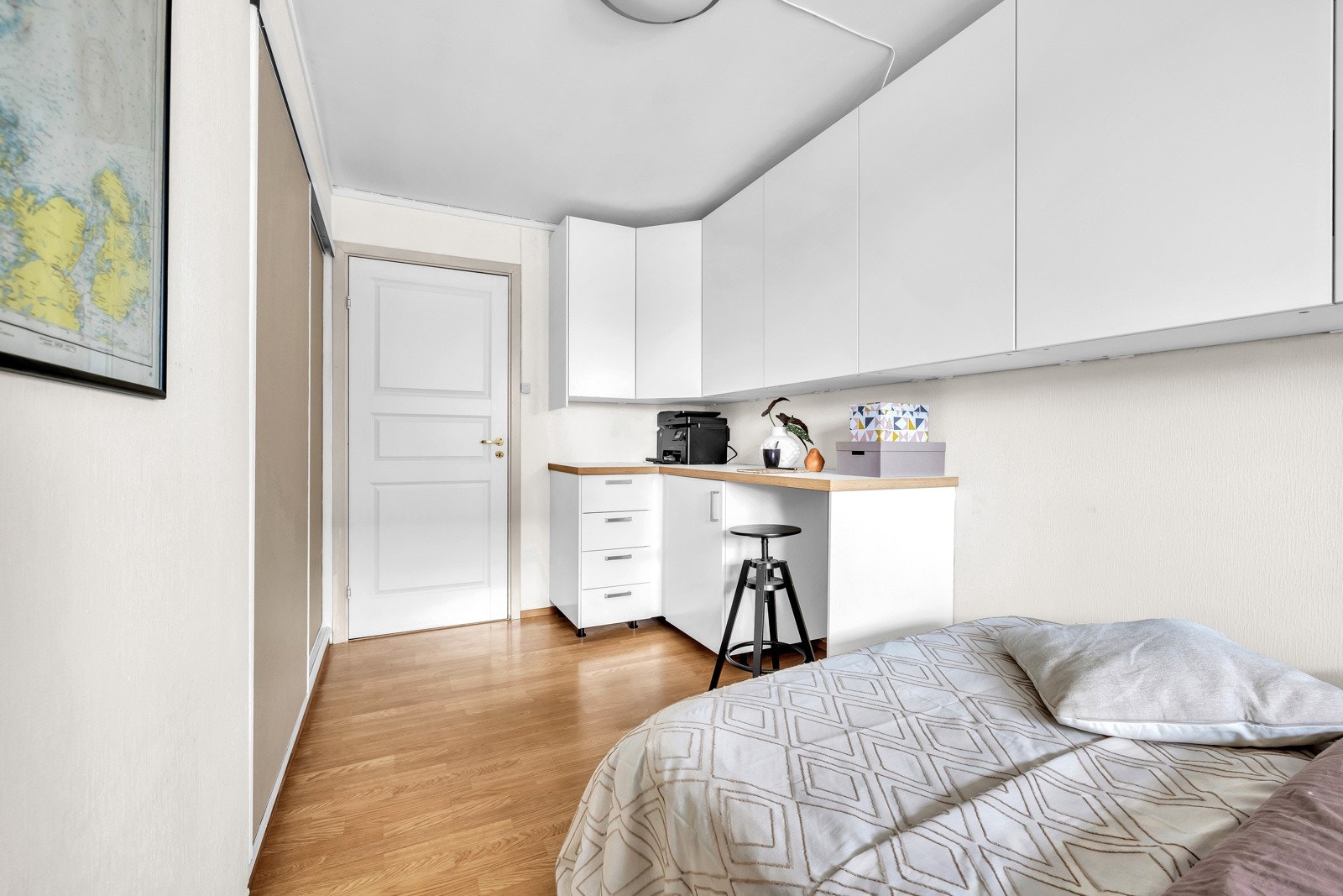 Soverommet har gode oppbevaringsmuligheter. Galleribilde