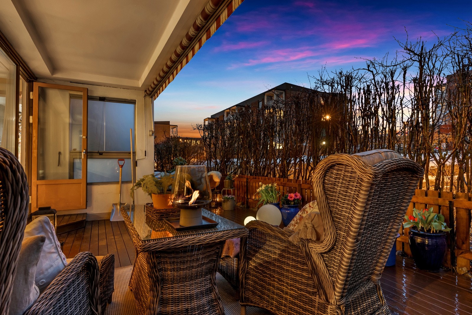 En av høydepunktene ved denne leiligheten er den flotte markterrassen, som inviterer til avslappende utendørsaktiviteter og hyggelige sammenkomster. Galleribilde