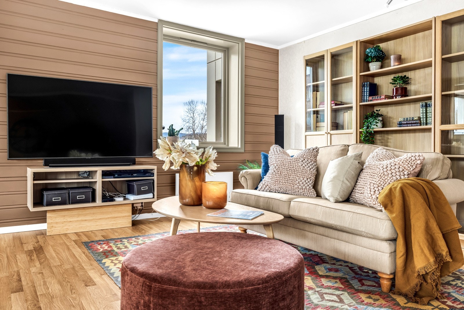 Med god plass til en komfortabel sofa og tilhørende møbler, kan du slappe av og nyte rolig tid alene eller med familie og venner. Galleribilde