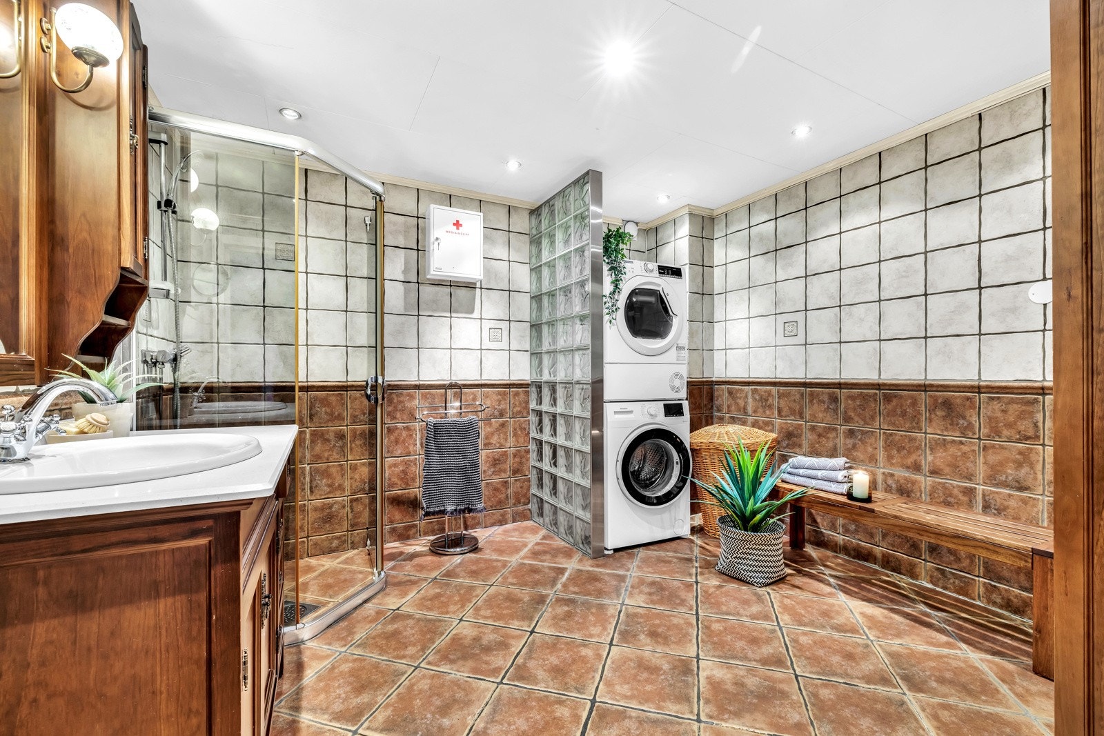 Badet, som ble installert i 2005, byr på en enkel og funksjonell atmosfære Galleribilde