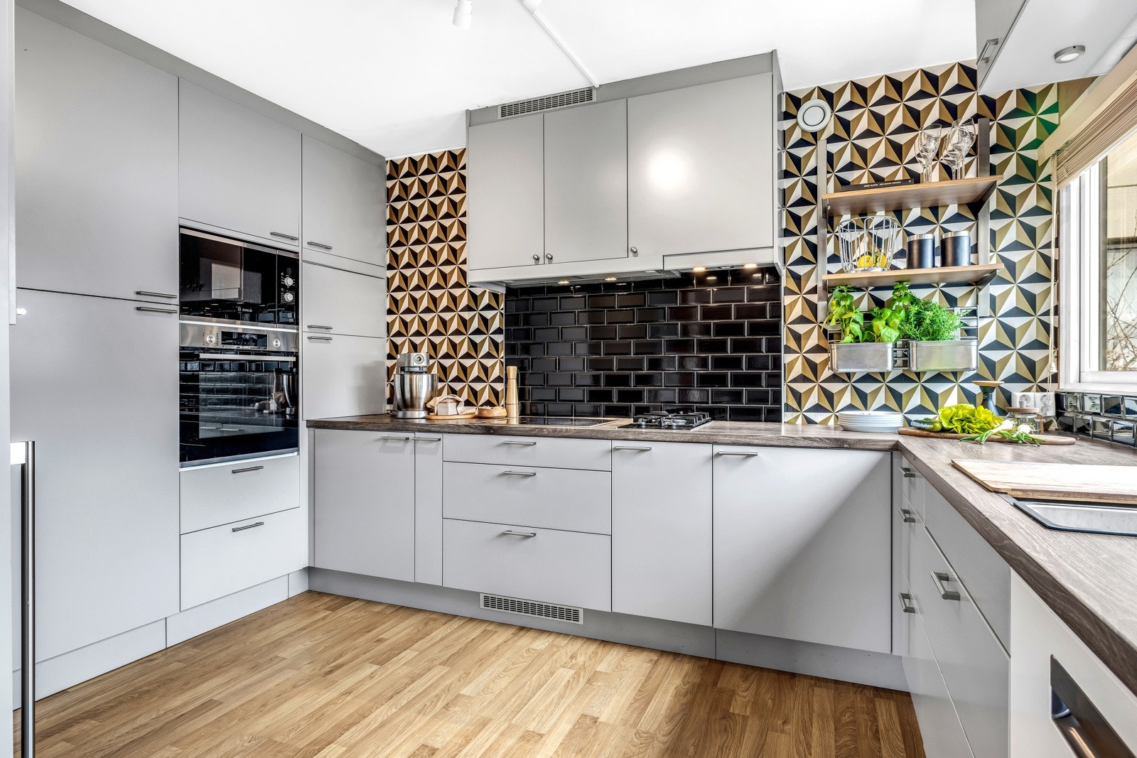 Dette kjøkkenet, som ble oppgradert i 2019, gir et moderne og funksjonelt preg på hjemmet. Galleribilde