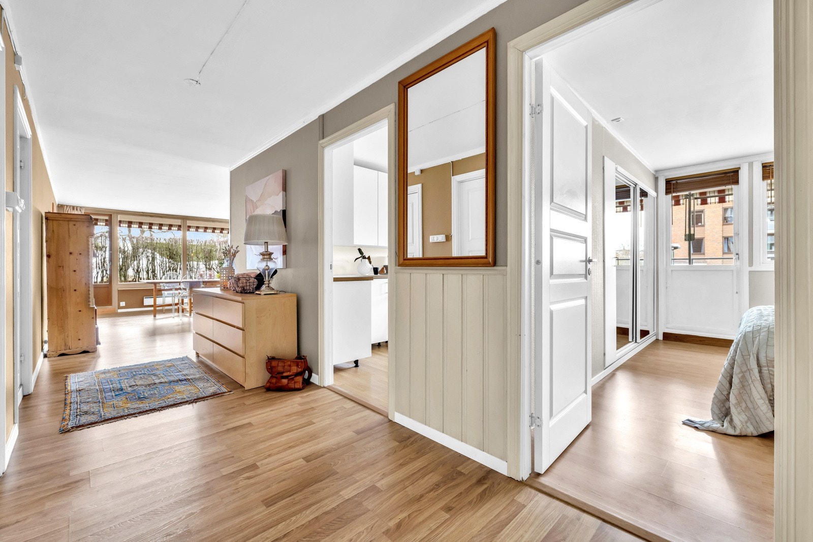 Leiligheten er lys og åpen. Galleribilde