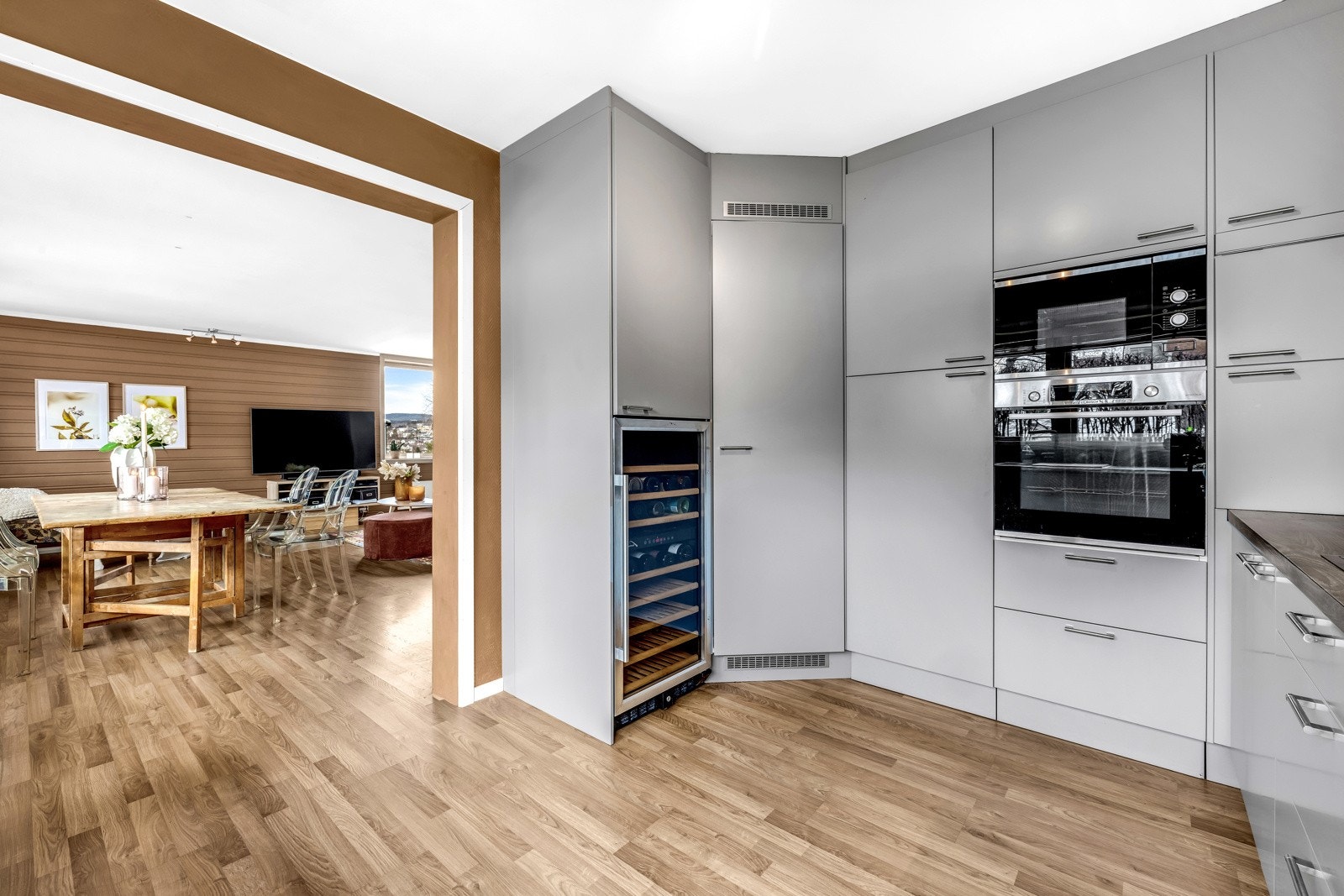 Med en delvis åpen løsning mot stuen, skaper det en luftig atmosfære som er ideell for både matlaging og sosiale sammenkomster. Galleribilde