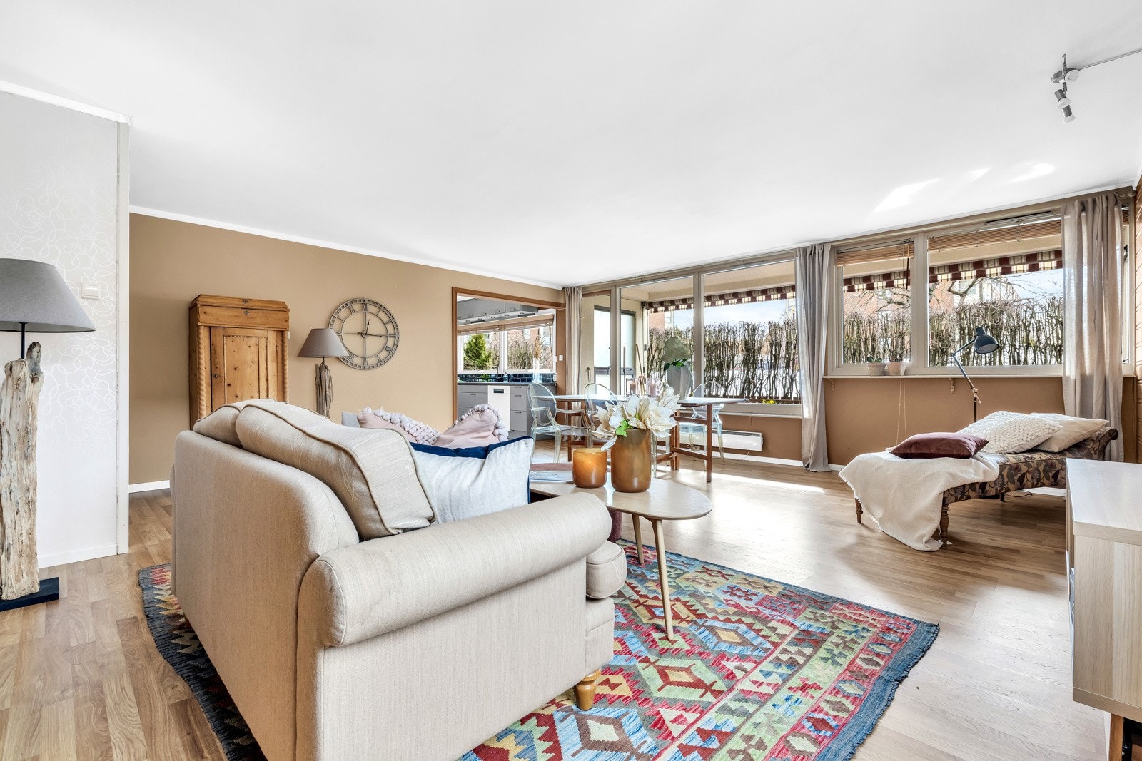 Stuen er romslig og byr på flere møbleringsmuligheter. Galleribilde