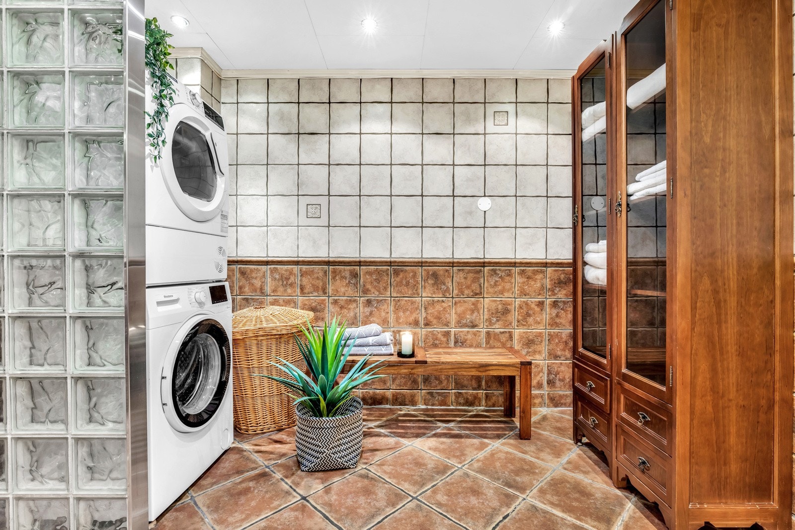 Badet har opplegg for vaskemaskin og tørketrommel. Galleribilde