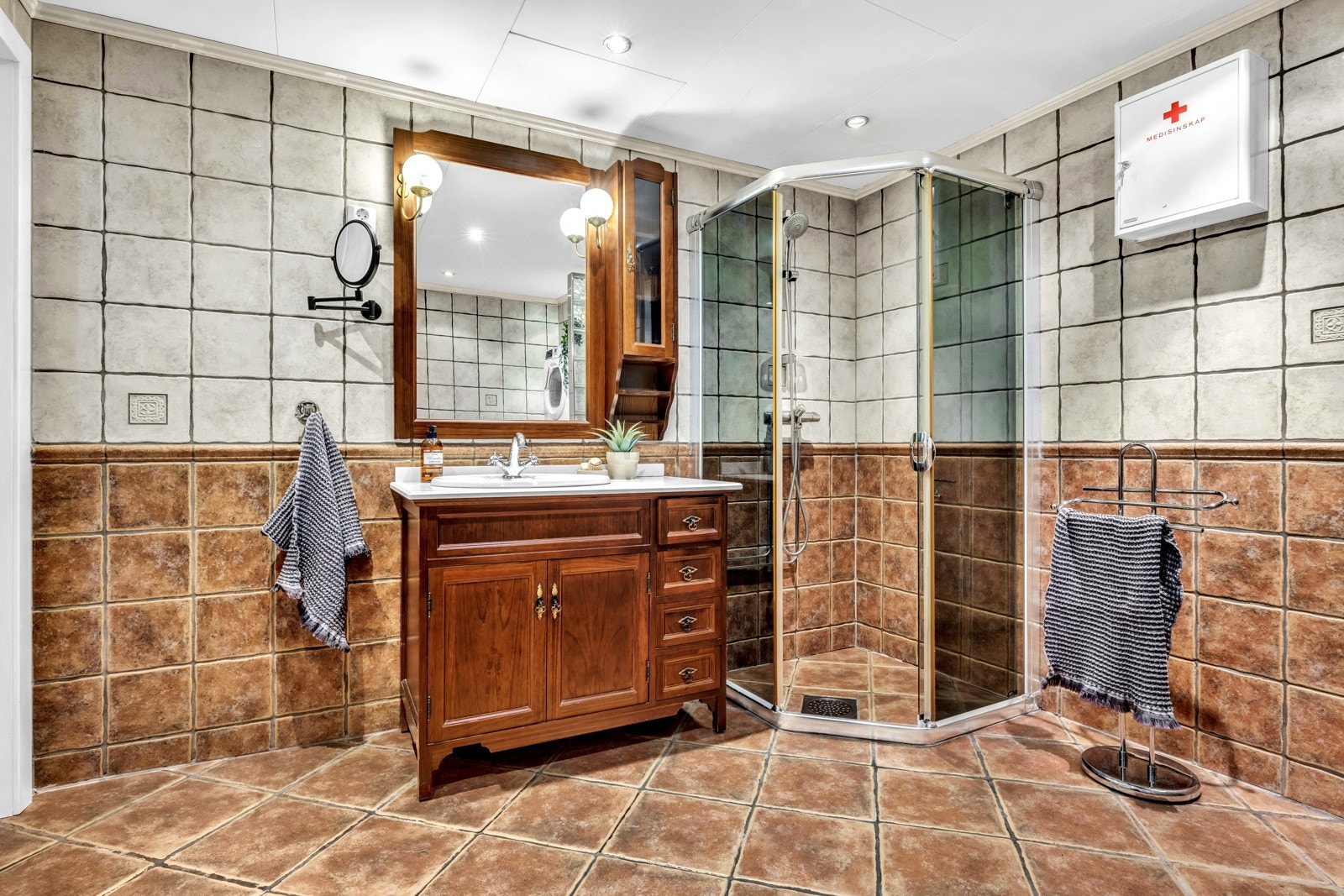 Det flislagte gulvet gir en solid og lettstelt overflate, supplert med varme som sørger for en behagelig følelse under føttene. Galleribilde