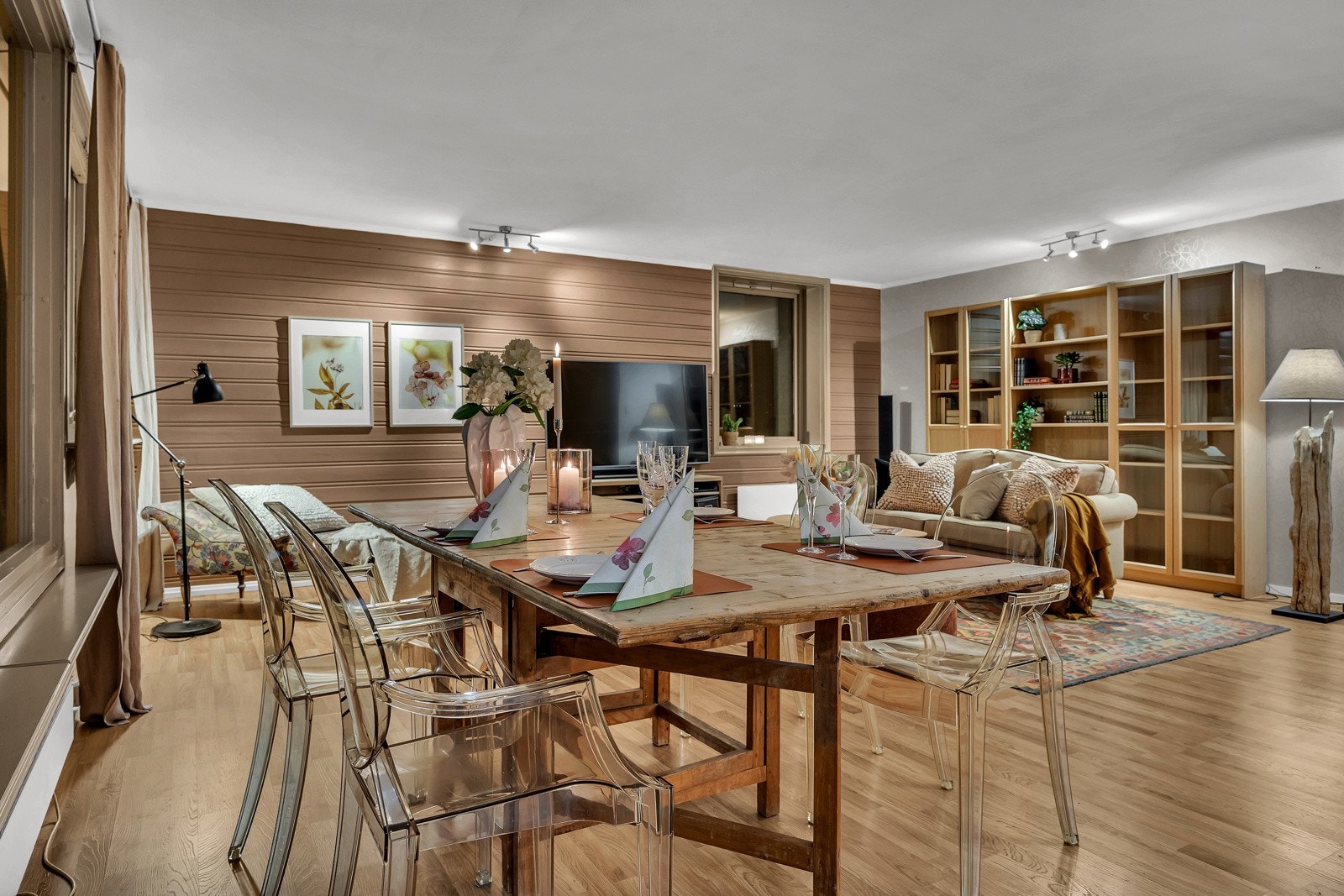 Stuen har god plass til spisebord og stoler. Galleribilde