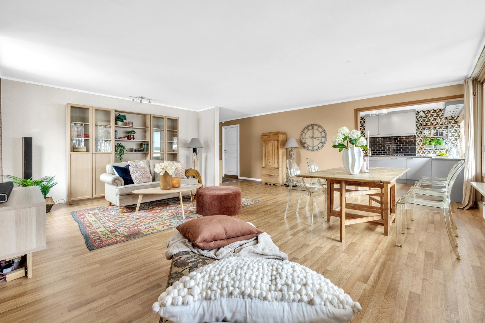 Stuen ligger i delvis åpenløsning mot kjøkkenet. Galleribilde