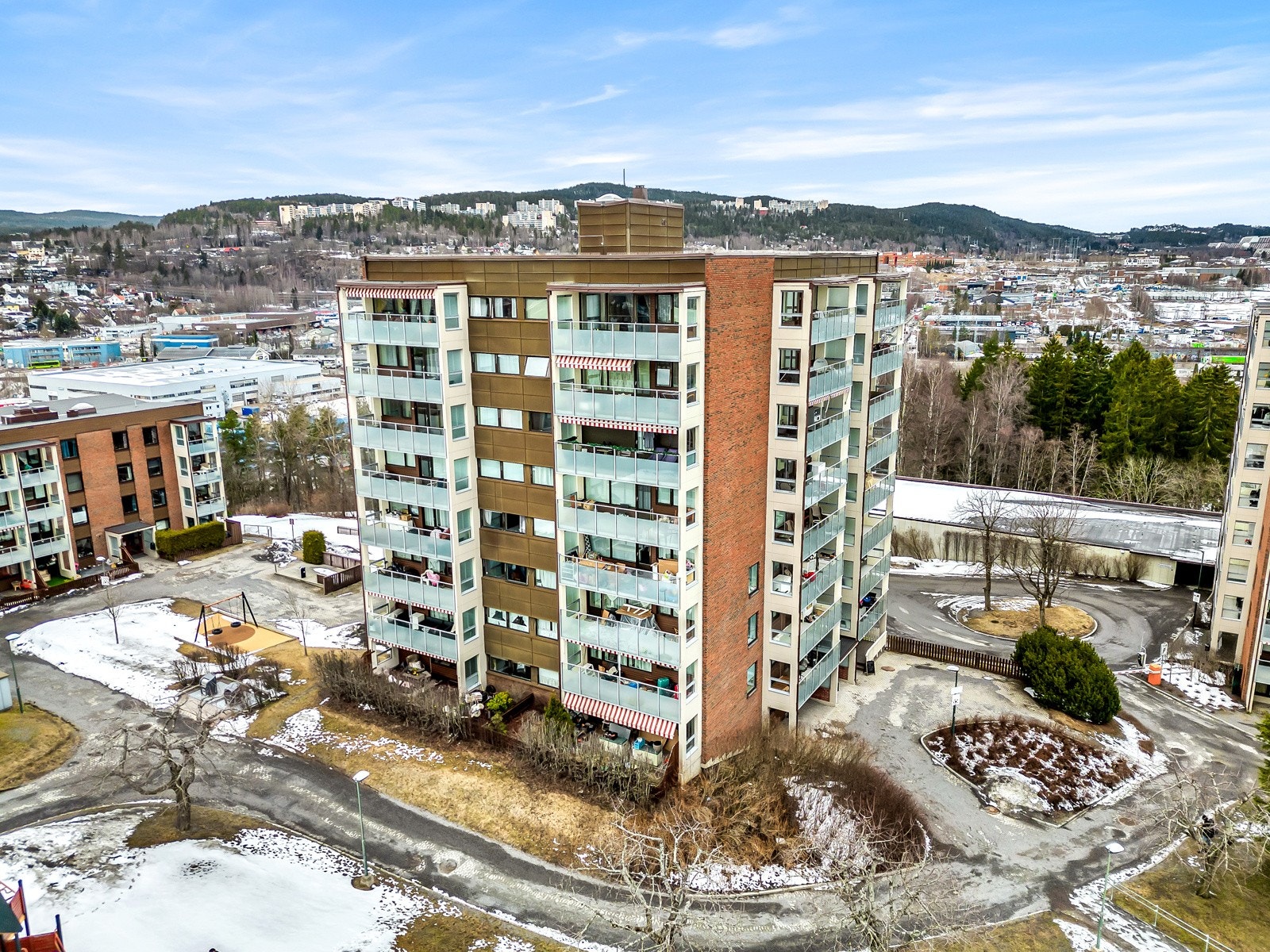 Leiligheten tilbyr en praktisk beliggenhet med nærhet til offentlig transport, butikker og skoler. Galleribilde