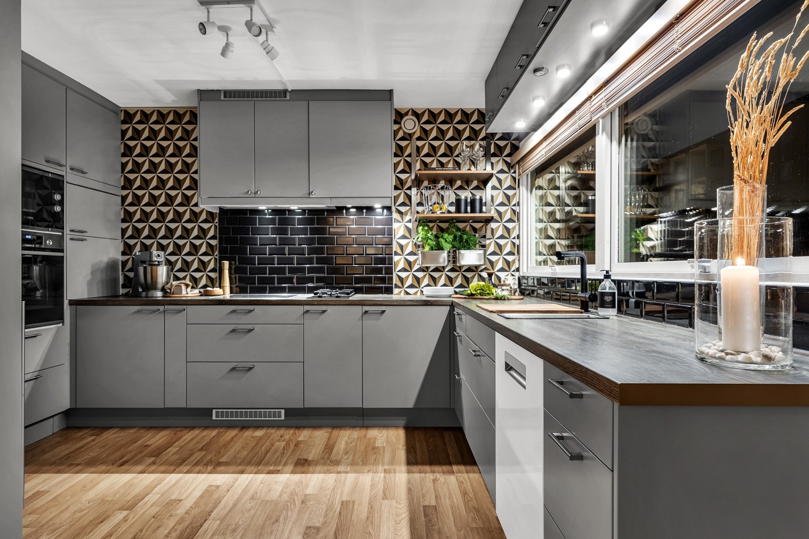 For ventilasjon er det installert en kjøkkenventilator med kullfilter, som tar seg av matos og damp effektivt. Galleribilde