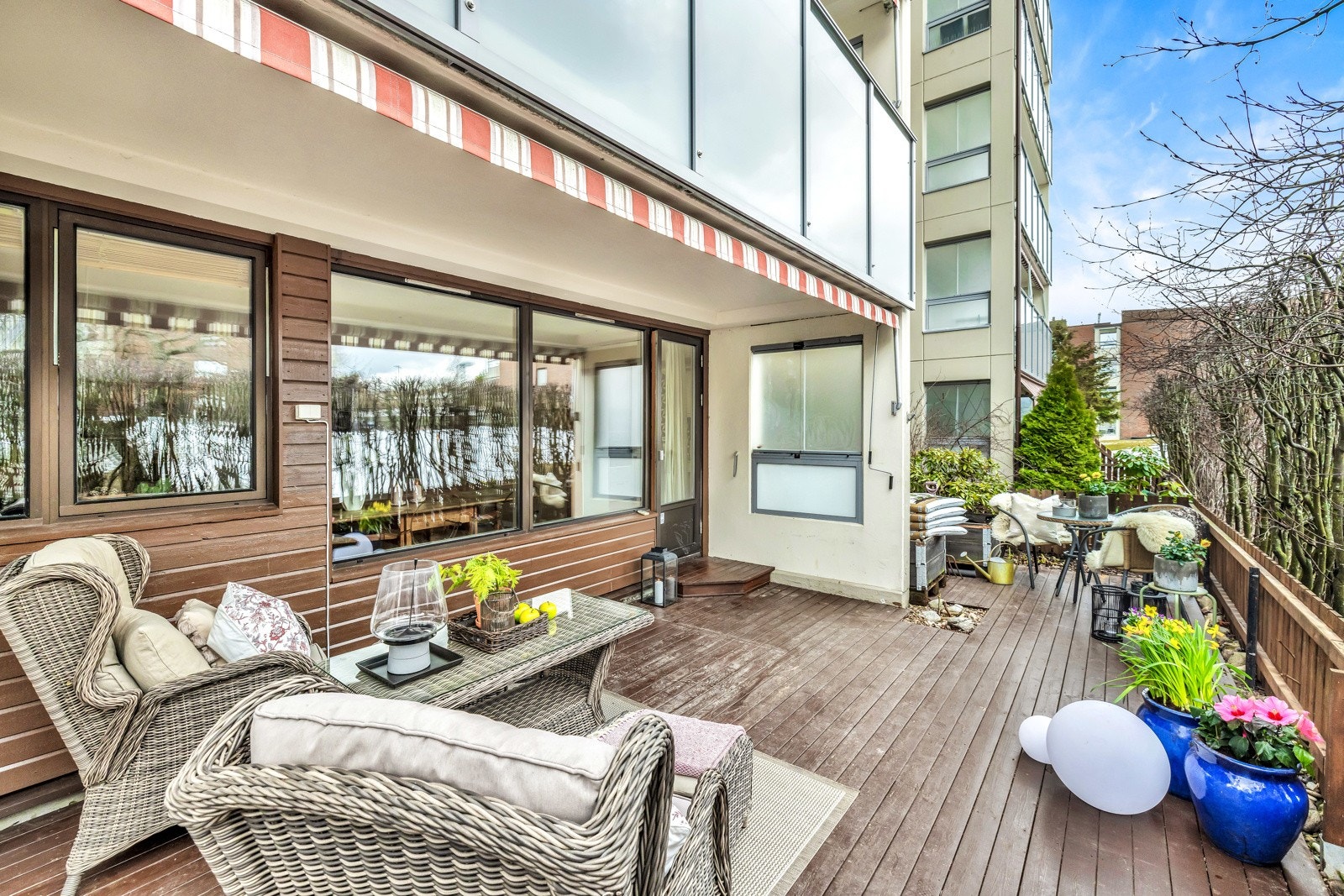 Flott markterrasse med gode møbleringsmuligheter. Galleribilde