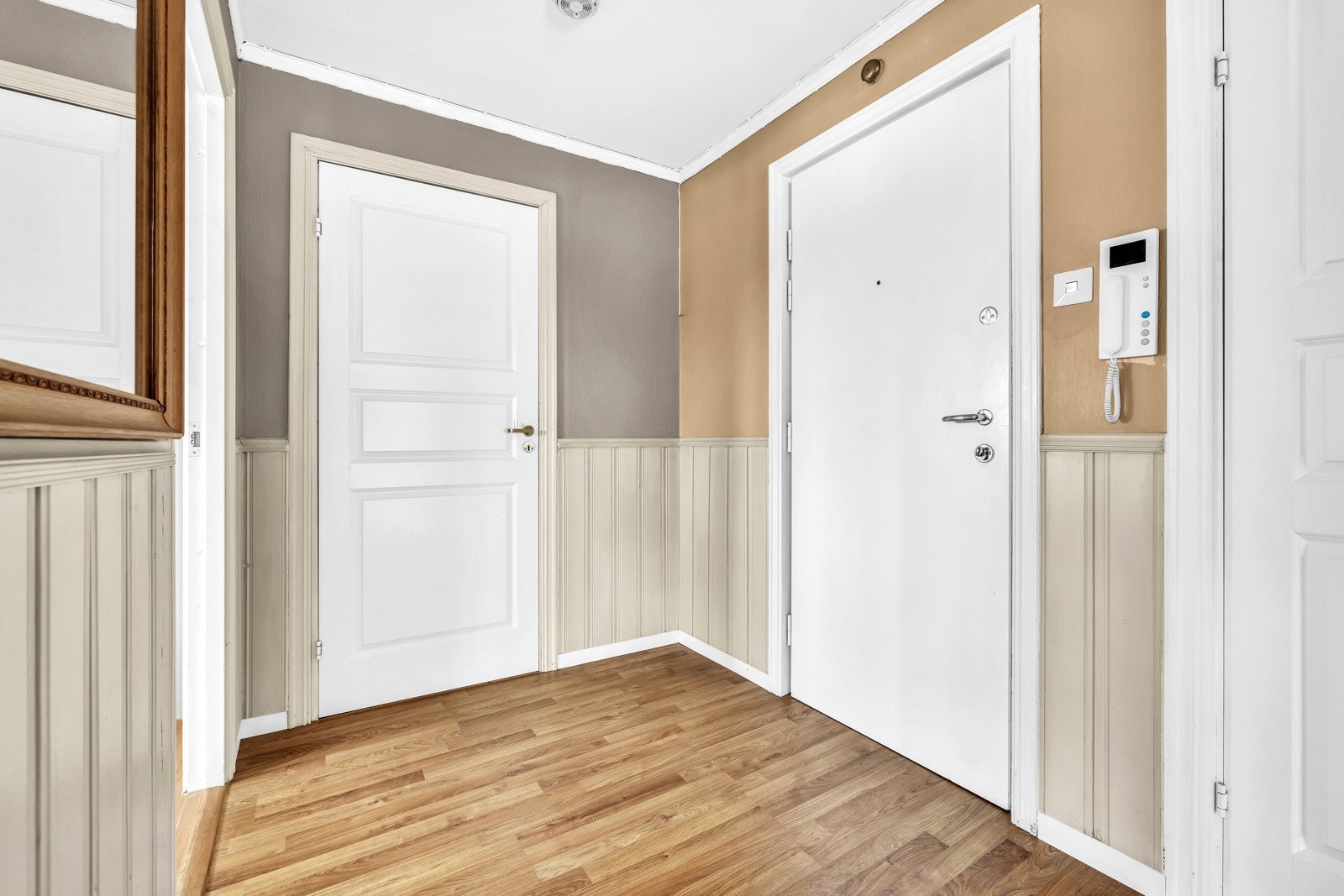 Med god plass til å bevege seg, gir entreen en komfortabel velkomst til hjemmet. Galleribilde