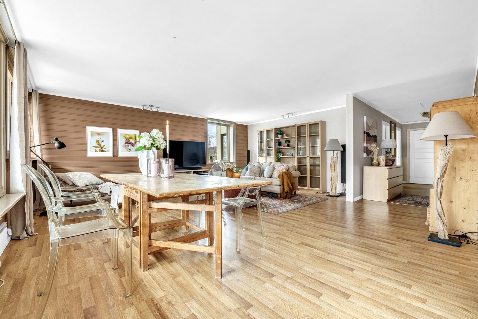 Veggfargen gir en varm atmosfære, og laminatgulvet gir et praktisk og enkelt vedlikehold. Galleribilde