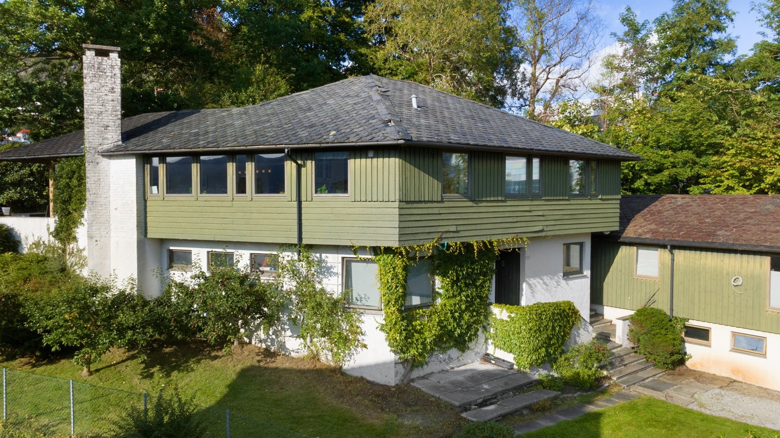 Huset ble oppført i 1967 og går over to plan og har valmtak med skiferstein. Boligen har vært i samme familie siden 1985. Anneks ble oppført i 1997 og redskapshus ble oppført i 2012. Galleribilde