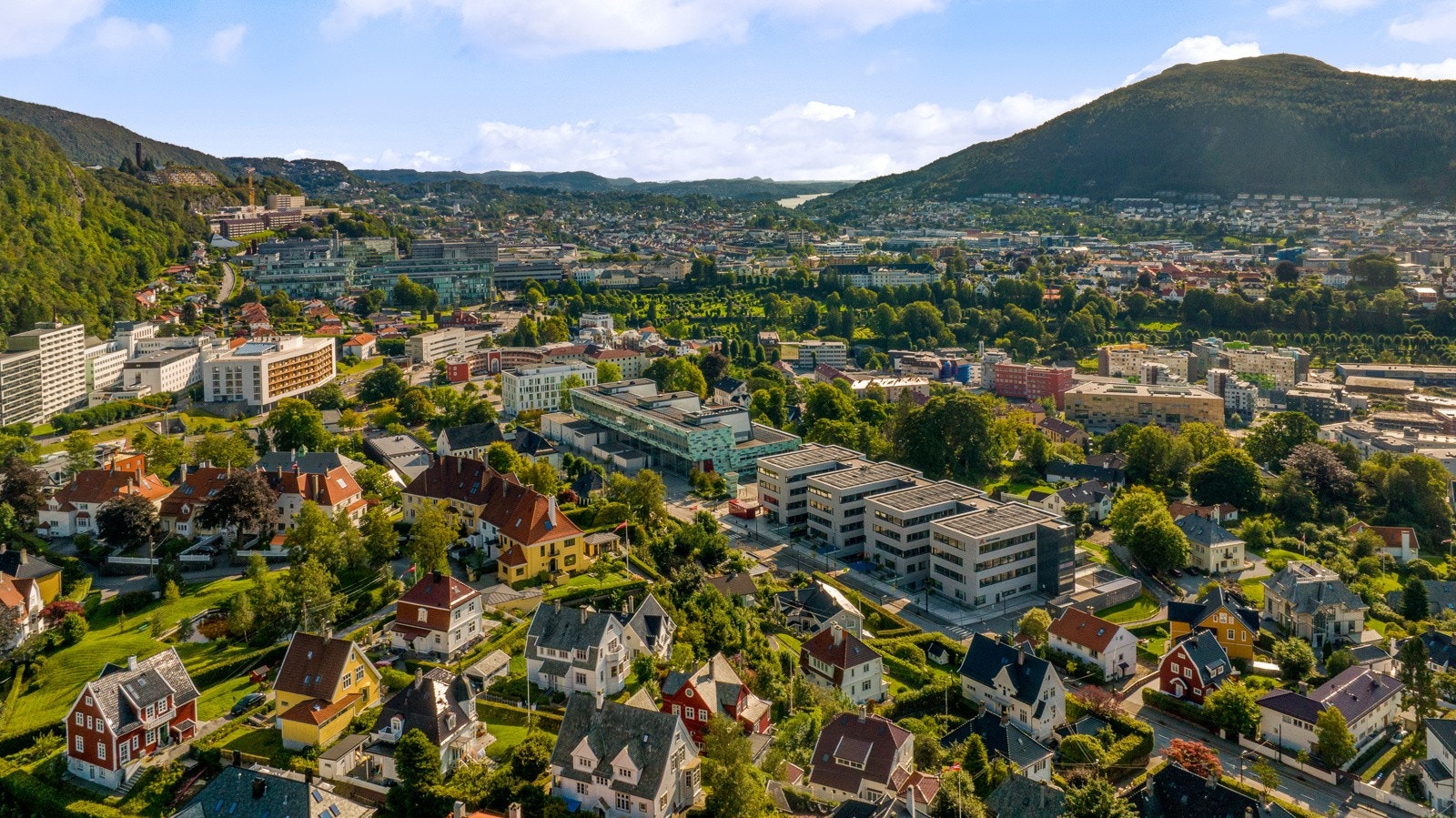 Med Haukeland skole, Amalie Skram VGS, flere barnehager, Haukeland sykehus, Haraldsplass Diakonale Sykehus, Alrek Helseklynge, Odontologen ..... Galleribilde