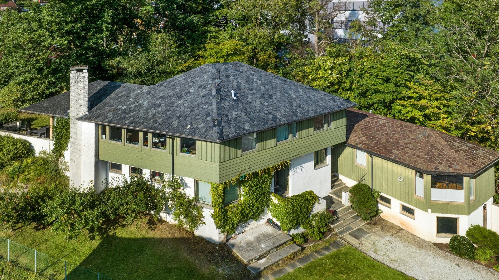 Eiendommen har vært utleid i sin helhet i mange år og det må påregnes totalrenovering av bygningsmassen. Boligen har et enormt potensiale til å bli en fantastisk familiebolig med leieinntekter øm ønskelig Galleribilde