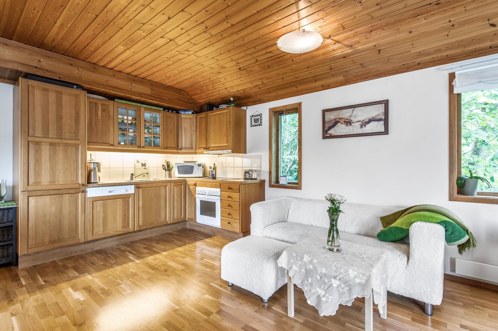 Kjøkken i hovedetasjen i anneks. Galleribilde