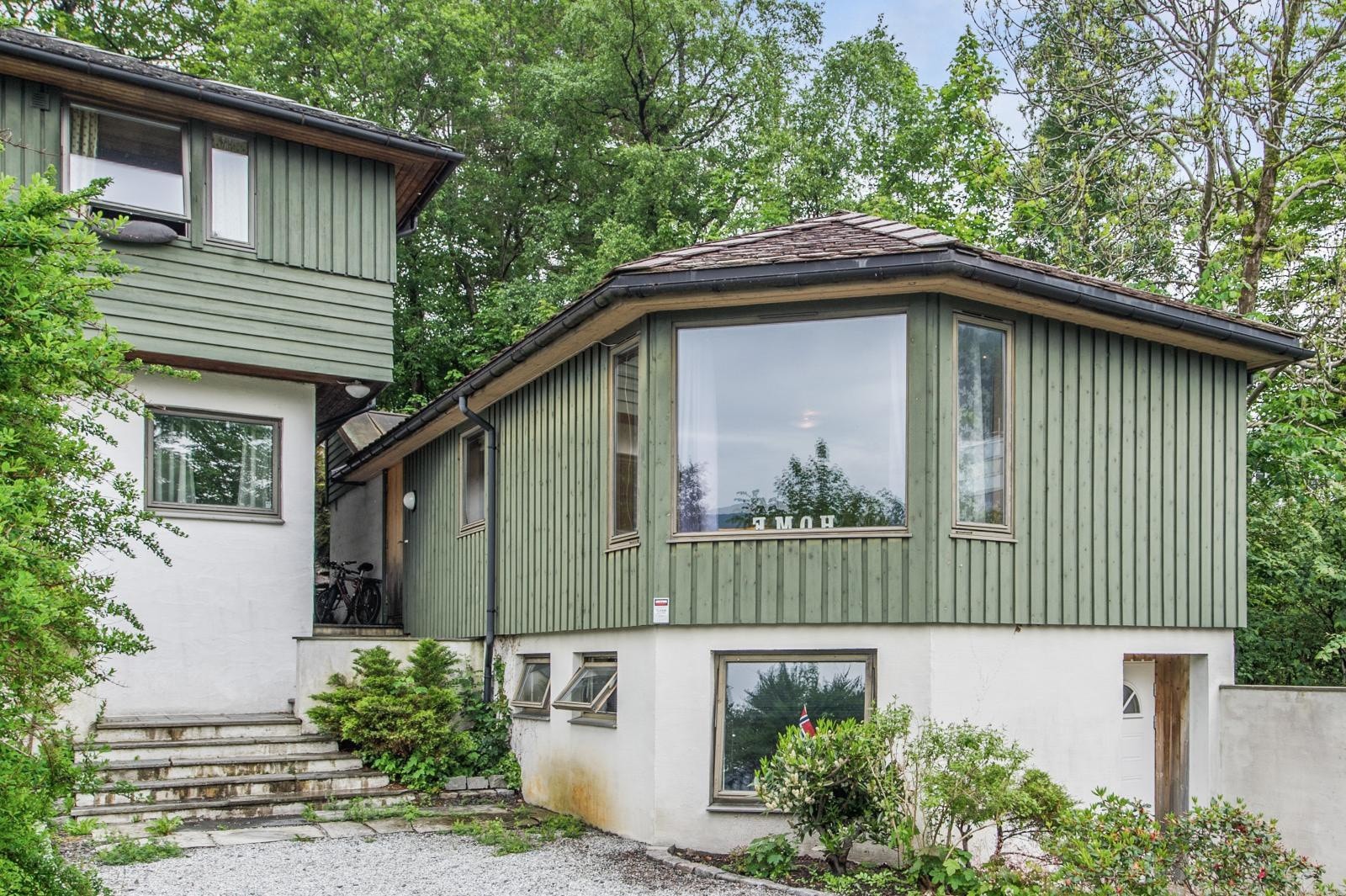 Annekset ble bygget i 1997. Det er godkjent utleie i hovedetasje og leiligheten i anneksets underetasje er ikke søkt om/ikke godkjent. Begge etasjer er utleid. Galleribilde