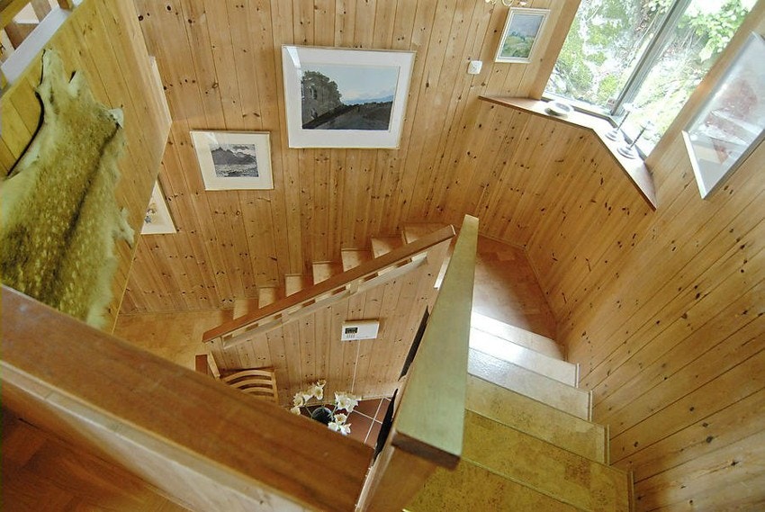 Meget stilig trapp fra 1.etasje til hovedetasje i huset. Galleribilde