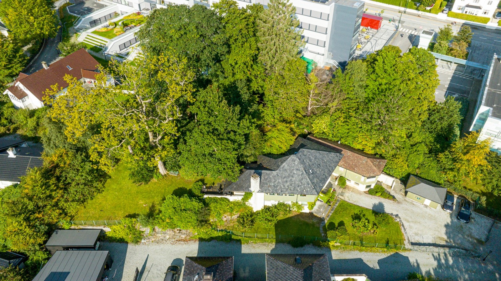 Det er svært gode solforhold og byens beste turterreng begynner idet en går ut døren Galleribilde