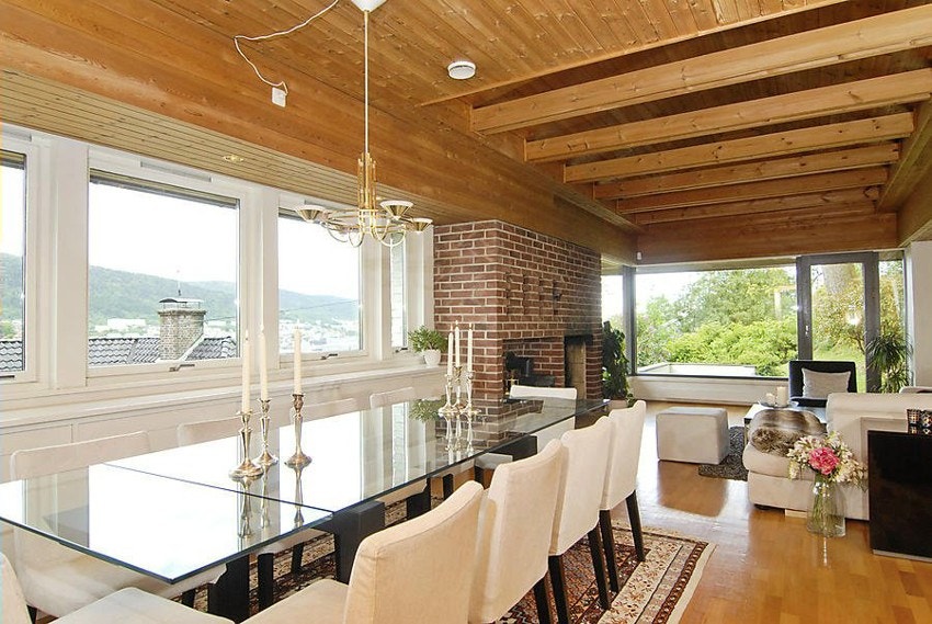 Spisestue i tilknytning til stue/kjøkken. Her er det flott utsikt. Galleribilde