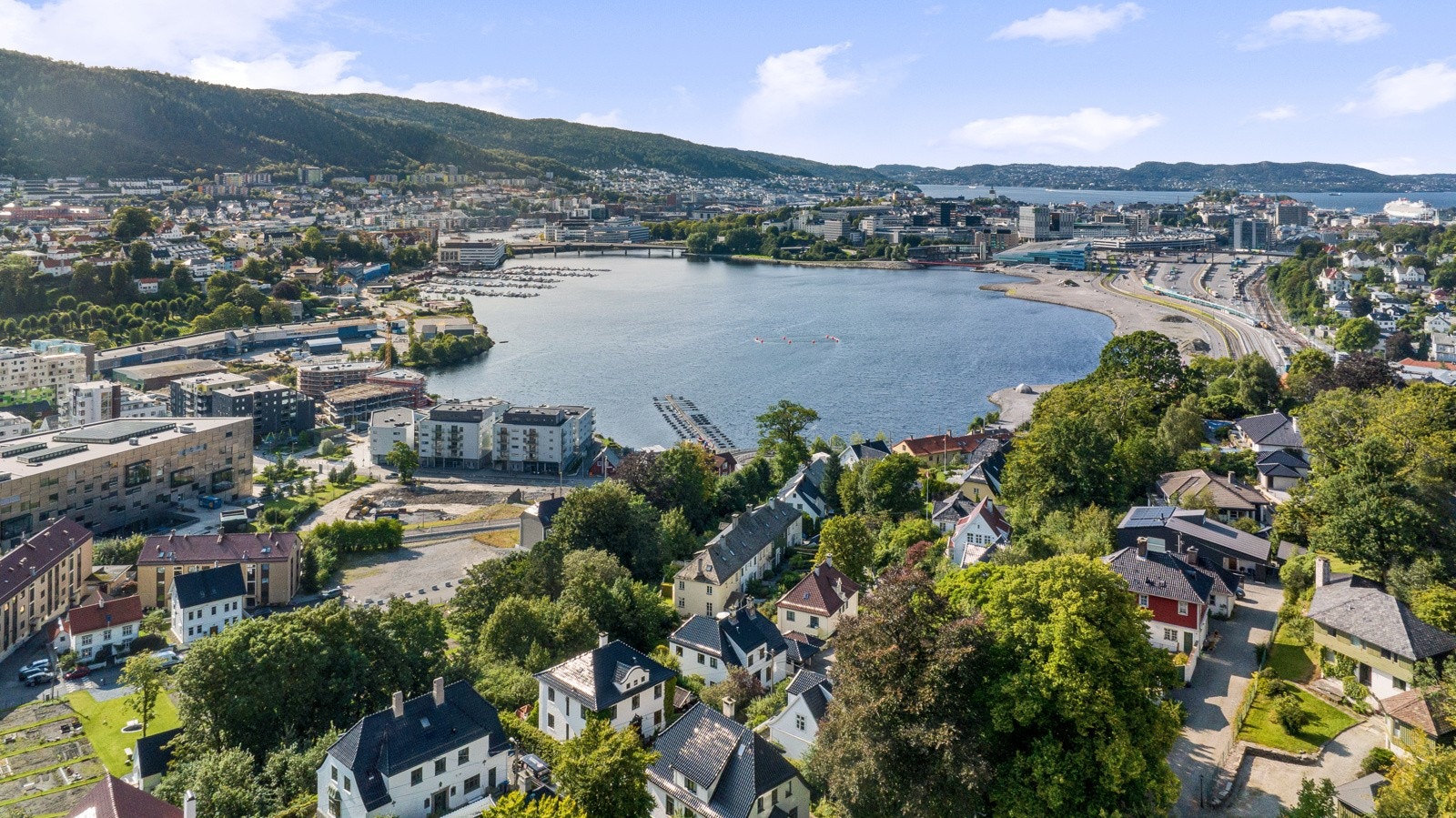 ..... butikker, kafeer, badeplass, sentrum og naturen i "nabolaget" og gåavstand til sentrum ligger mye til rette for en praktisk hverdag Galleribilde