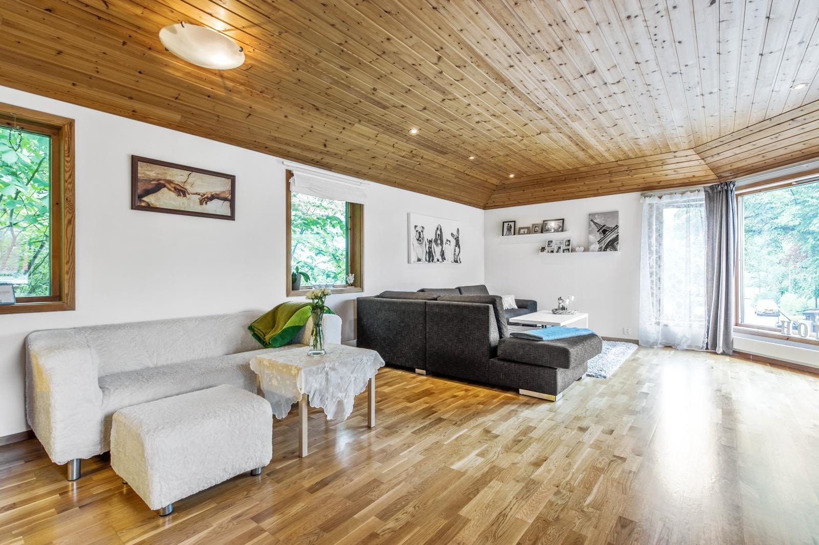 Stue i hovedetasjen i anneks. Galleribilde