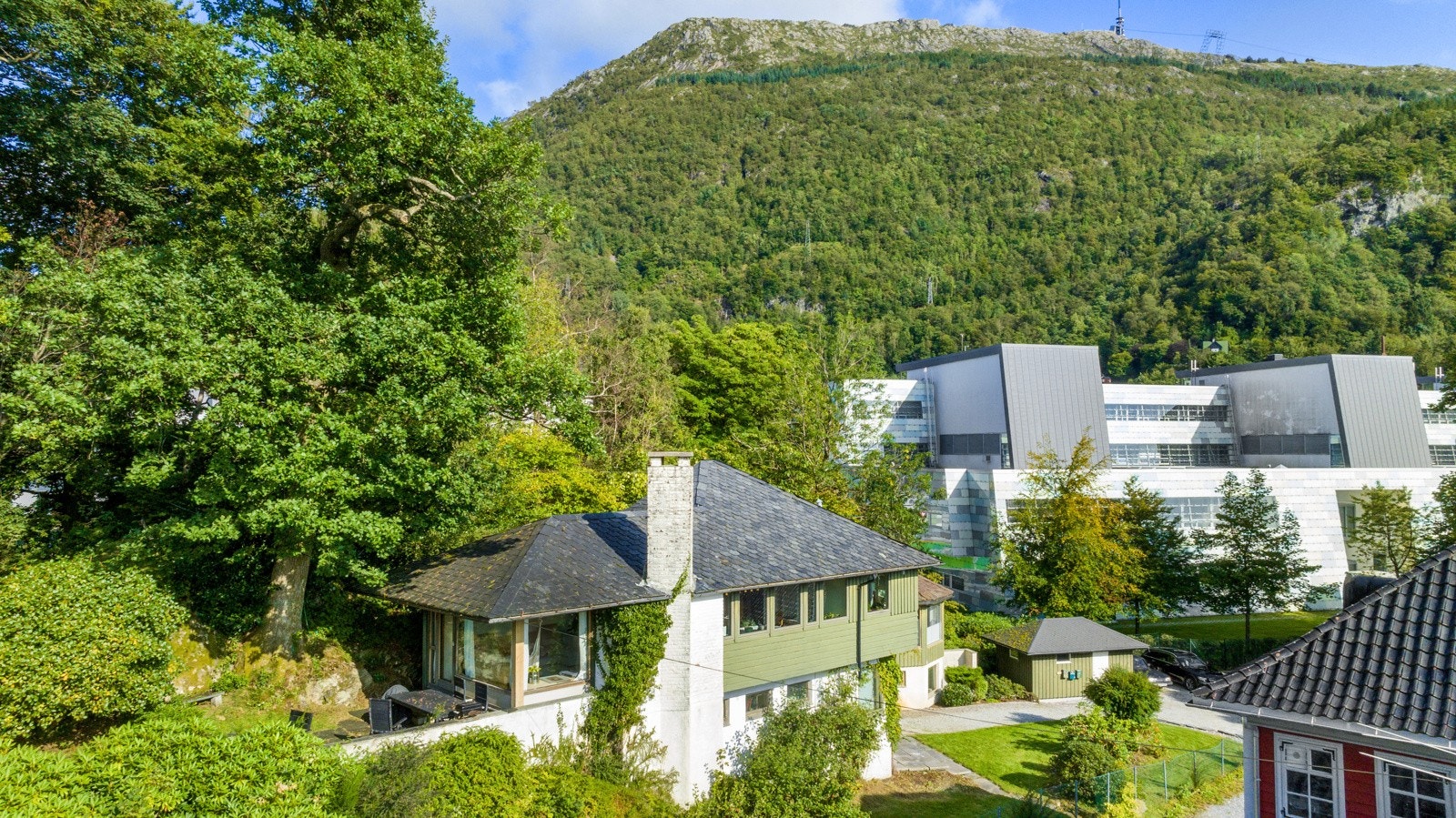 Ulriken skimtes i bakkant. I området er et fantastisk turterreng som for eksempel Ulriken, Isdalen, Svartediket, Fløyen og vidden. En kan også ta en kosetur rundt Store Lungegårdsvann i bunnen i Årstadgeilen. Galleribilde