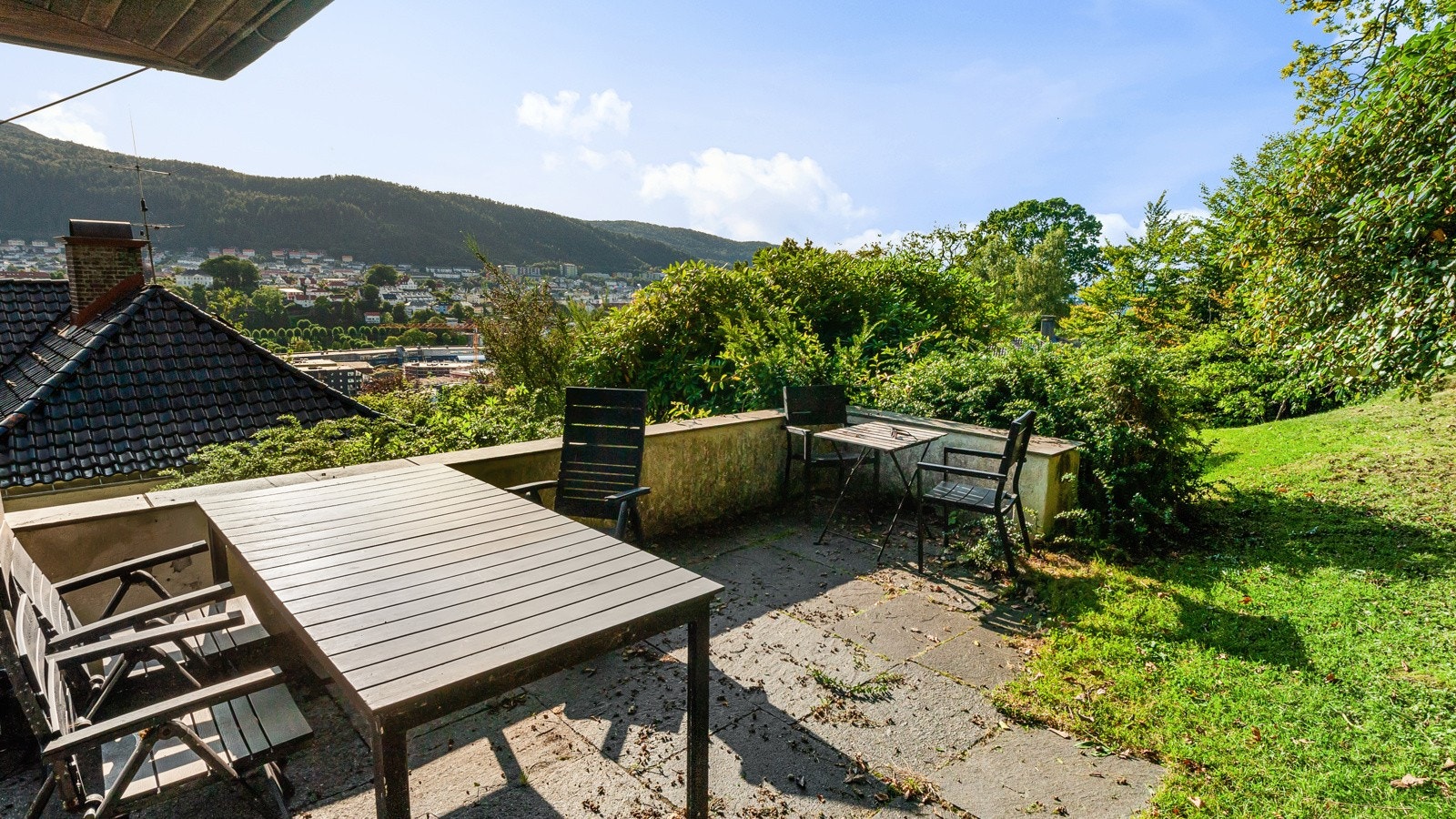 Det er flott utsikt over nærområdet og videre mot Store Lungegårdsvannet, Damsgårdssundet, Løvstakksiden, Løvstien, Solheimslien, Gyldenpris, Damsgårdsfjellet og Ulriken. Eiendommen er skjermet av vegetasjon og er tilbaketrukket fra Årstadveien. Galleribilde